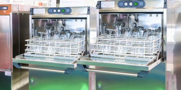 Mancato lavaggio di piatti e bicchieri nelle lavastoviglie professionali: Cause e soluzioni 