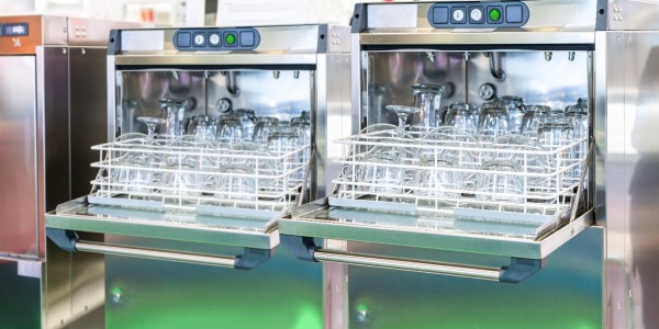 Mancato lavaggio di piatti e bicchieri nelle lavastoviglie professionali: Cause e soluzioni 