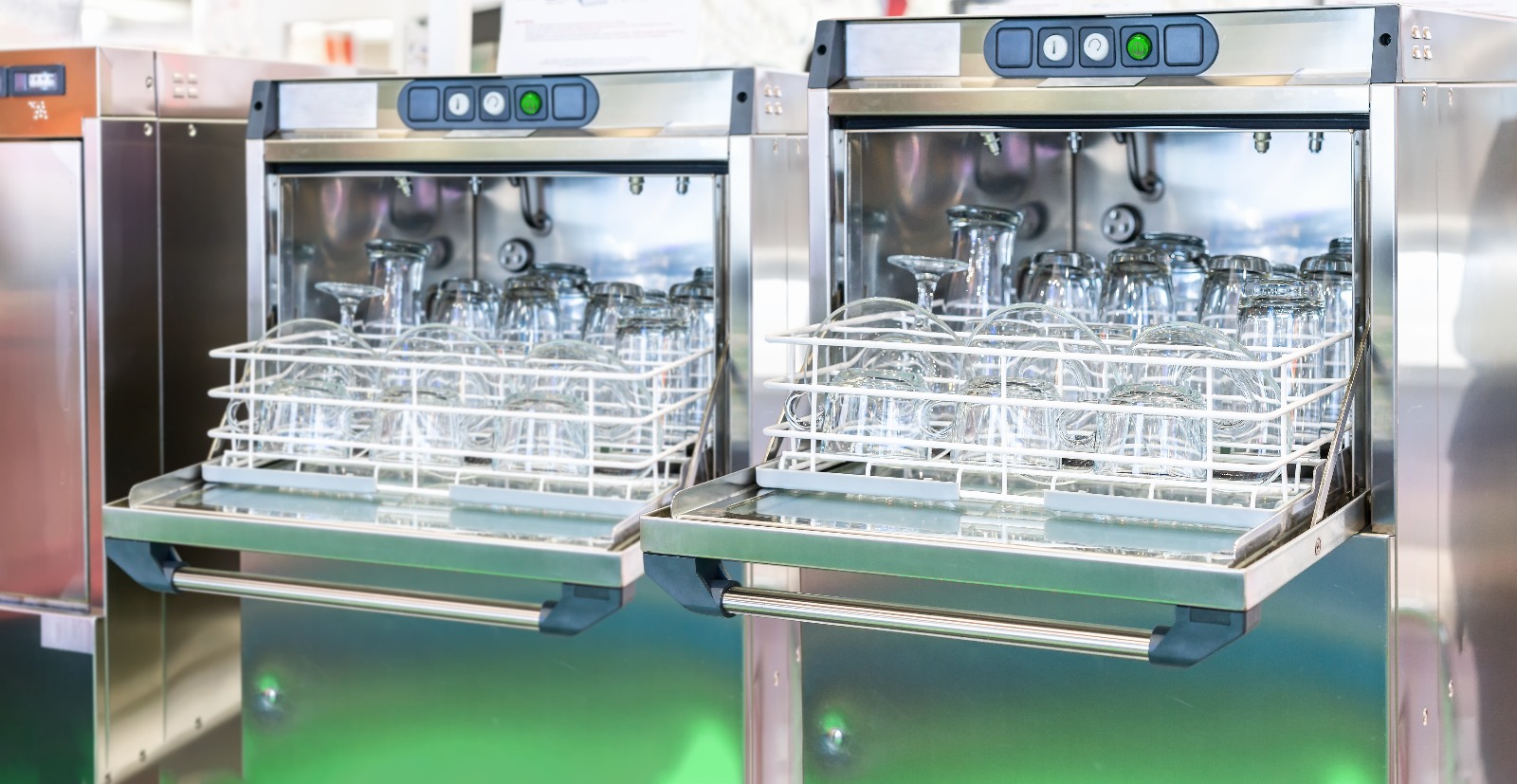 Mancato lavaggio di piatti e bicchieri nelle lavastoviglie professionali: Cause e soluzioni 